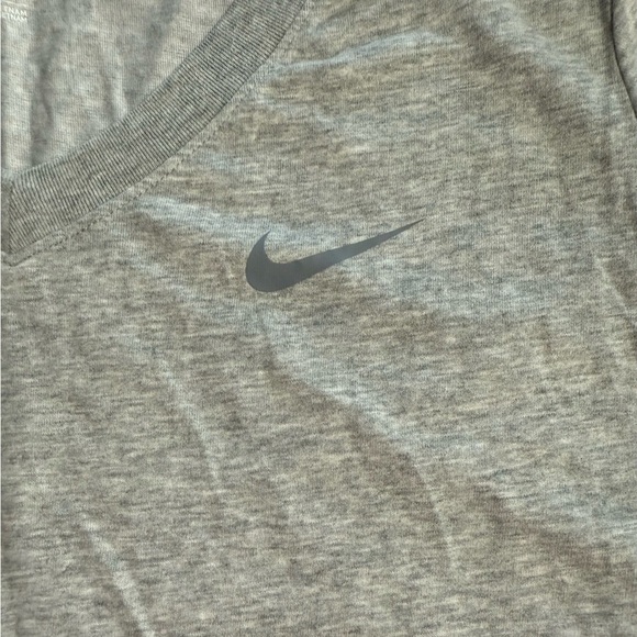 Nike Dri-Fit Women’s V-Neck Tee Shirt Gray Size M Super Soft NWT - Picture 3 of 9